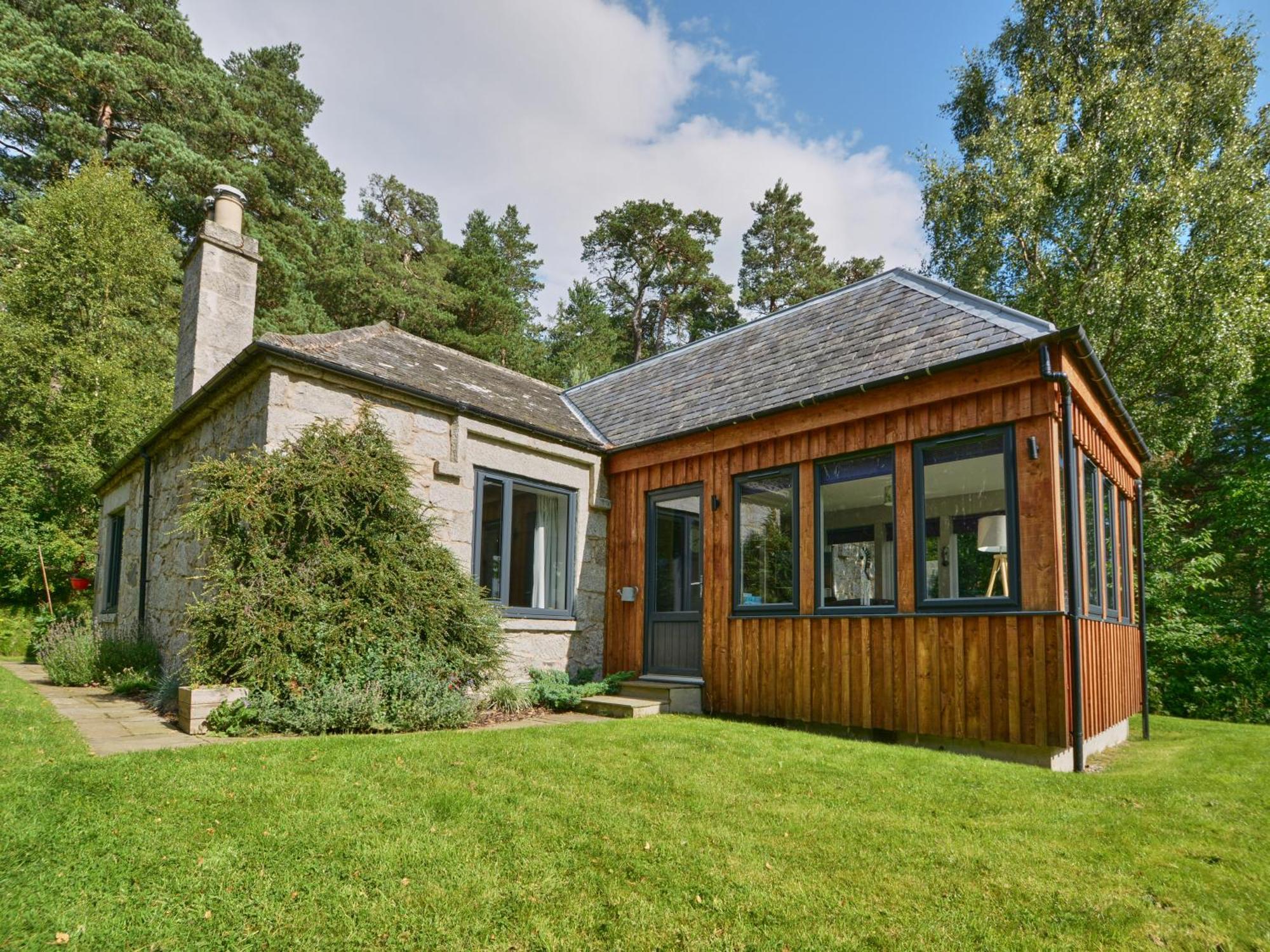 Amazing Cottage With Private Indoor Swim Pool And Hot Tub Grantown-on-Spey Exteriör bild