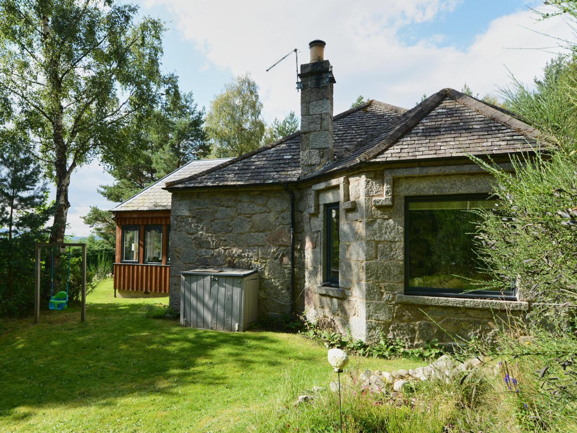 Amazing Cottage With Private Indoor Swim Pool And Hot Tub Grantown-on-Spey Exteriör bild